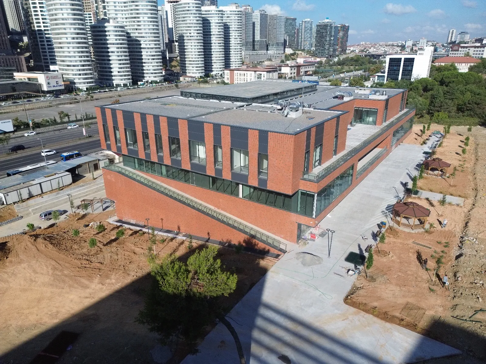 MEDENİYET ÜNİVERSİTESİ YEMEKHANE VE GENÇLİK MERKEZİ BİNASI İNŞAATI