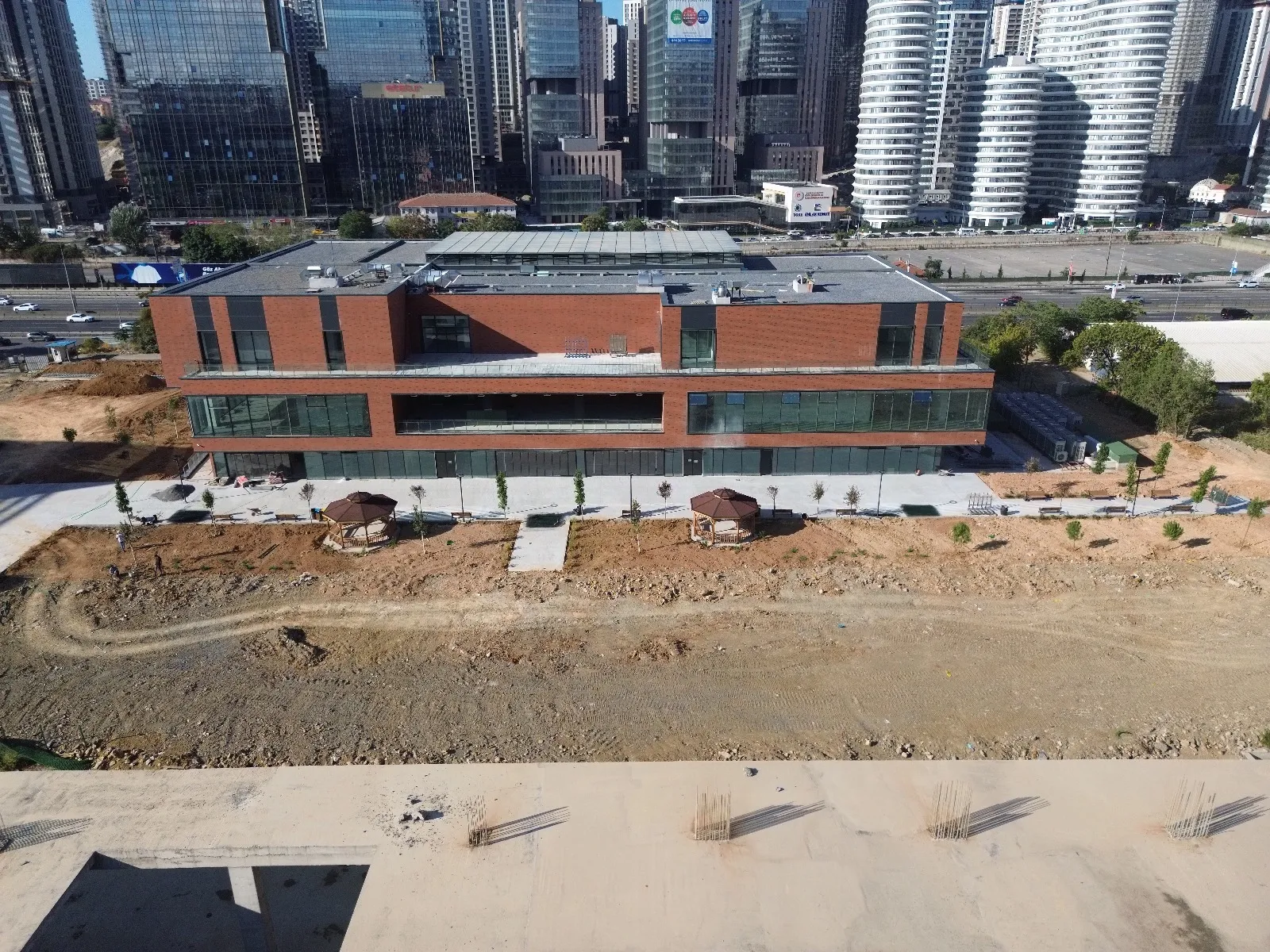 MEDENİYET ÜNİVERSİTESİ YEMEKHANE VE GENÇLİK MERKEZİ BİNASI İNŞAATI