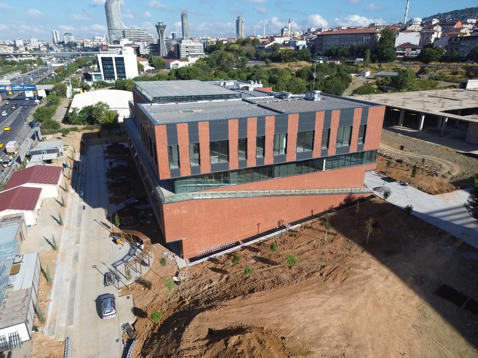 MEDENİYET ÜNİVERSİTESİ YEMEKHANE VE GENÇLİK MERKEZİ BİNASI İNŞAATI